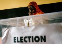Une Sénégalaise attend de glisser son bulletin dans l'urne dans un bureau de vote de Dakar. 

		(Photo : Reuters)