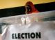 Une Sénégalaise attend de glisser son bulletin dans l'urne dans un bureau de vote de Dakar. 

		(Photo : Reuters)