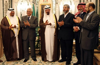 Le roi saoudien Abdallah entre le président Mahmoud Abbas (g) et le chef du Hamas Khaled Meshaal (d). 

		(Photo : AFP)