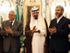 Le roi saoudien Abdallah entre le président Mahmoud Abbas (g) et le chef du Hamas Khaled Meshaal (d). 

		(Photo : AFP)