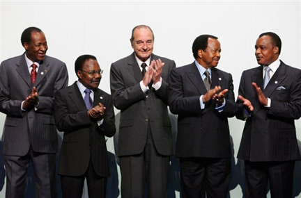 Le président Jacques Chirac (centre) est entouré de ses homologues (de gauche à droite) burkinabè Blaise Compaoré, gabonais Omar Bongo Ondimba, camerounais Paul Biya et congolais Denis Sassou Nguesso. &#13;&#10;&#13;&#10;&#9;&#9;(Photo : AFP)
