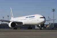 En décembre 2005, la France décide d’instaurer une taxe sur les billets d’avion. Appliquée à partir du 1er juillet 2006, la taxe est acquittée sur tous les billets d’avion achetés en France. 

		(Photo: Air France)