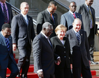 De gauche à droite, le président gabonais Omar Bongo, son homologue ghanéen John Agyekum Kufuor, la chancelière Angela Merkel et le président Jacques Chirac sur les marches du Palais, à Cannes. 

		(Photo : AFP)