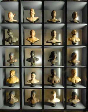 Le cube à bustes montre l'Hommes dans toute sa diversité de taille, de couleur, de morphologie. (Photo : Daniel Ponsard / Musée de l'Homme)