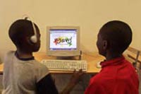 Un cybercafé au Sénégal. On compte 441 millions d’utilisateurs d’Internet dans les pays en développement (35 millions en Afrique) contre 531 millions dans les pays développés. 

		(Photo : AFP)
