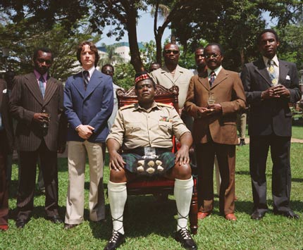 L'acteur américain Forest Withaker (au centre) interprète le dictateur Idi Amin Dada, dans le nouveau film de Kevin MacDonald, le dernier roi d'Ecosse. &#13;&#10;&#13;&#10;&#9;&#9;(Photo : 20Th Century Fox)