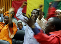La joie des travailleurs guinéens à l’annonce de l’accord obtenu par la mission de médiation de la Cedeao, le 25 février au Palais du Peuple. 

		(Photo : AFP)