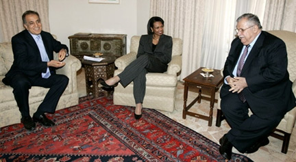 Au cours de sa visite surprise, ce samedi 17 février, à Bagdad, la secrétaire d'Etat américaine Condoleeza Rice s'est entretenue avec le président irakien Jalal Talabani (droite), en présence de l'ambassadeur des Etats-Unis en Irak, Zalmai Khalilzad (gauche). &#13;&#10;&#13;&#10;&#9;&#9;(Photo : AFP)