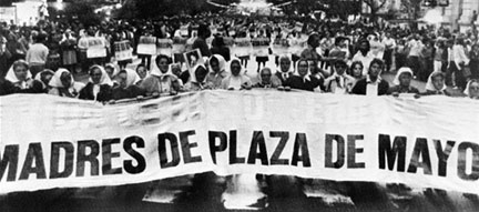 En Argentine, les Mères de la place de Mai se sont battues pour que l'Etat argentin se penche sur le cas des 30&nbsp;000 disparus sous la dictature, entre 1976 et 1983.  &#13;&#10;&#13;&#10;&#9;&#9;(Photo: AFP)