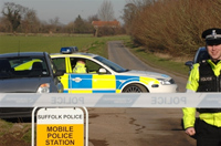 La police de Holton, dans le Suffolk, contrôle l'accès à la ferme où des dindes  sont mortes de la grippe aviaire. 

		(Photo : AFP)