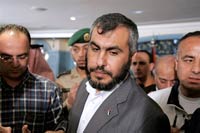 Le porte-parole du gouvernement palestinien et membre du Hamas, Ghazi Hamad, s'adresse aux journalistes après l'accord conclu à La Mecque. 

		(Photo : AFP)