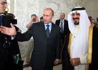 Le président russe,Vladimir Poutine (gauche), et le roi Abdallah d'Arabie Saoudite, à Ryad. Les deux pays entendent développer leurs relations. &#13;&#10;&#13;&#10;&#9;&#9;(Photo : AFP)
