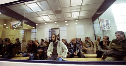 Le procès des 29 prévenus des attentats du 11 mars 2004 à Madrid. Les principaux accusés, dont Rabei Ousmane Sayed Ahmed alias «Mohammed l'Egyptien» (centre), nient tout lien avec ces attentats. 		(Photo : AFP)