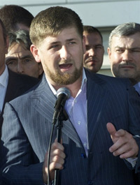 Ramzan Kadyrov, 30 ans, fils de l'ancien leader religieux des rebelles Akhmad Kadyrov, devient le président de la Tchétchénie par intérim. 

		(Photo : AFP)