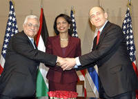 L' israélien Ehud Olmert et le palestinien Mahmoud Abbas se sont rencontrés sous l’égide de la secrétaire d'Etat américaine Condoleezza Rice. 

		(Photo : AFP)