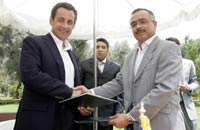 Marrakech, 20 mai 2006 : le ministre français de l’Intérieur, Nicolas Sarkozy (gauche), et son homologue marocain, Chakib Benmoussa (droite), ont signé un accord de coopération en matière d’immigration entre la France et le Maroc. 

		(Photo : AFP)