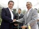 Marrakech, 20 mai 2006 : le ministre français de l’Intérieur, Nicolas Sarkozy (gauche), et son homologue marocain, Chakib Benmoussa(droite), ont signé un accord de coopération en matière d’immigration entre la France et le Maroc.(Photo : AFP)