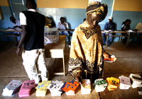 Dans un bureau de vote de Dakar, le 25 février 2007. 

		(Photo : Reuters)