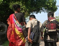 A Batticaloa, des mères de familles viennent de récuperer leurs enfants auparavant enlevés puis recrutés de force dans les rangs de la faction dissidente Karouna. 

		(Photo : Mouhssine Ennaimi/RFI)