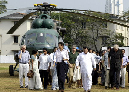 L’ambassadeur américain au Sri Lanka, Robert Blake (5e gauche), et son homologue italien, Pio Mariani (6e gauche), après l’attaque des séparatistes tamouls contre leur hélicoptère. &#13;&#10;&#13;&#10;&#9;&#9;(Photo : Reuters)