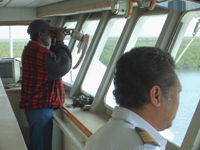 Dans la cabine de pilotage, le capitaine de bord indonésien est&nbsp;assisté d'un pilote de rivière sénégalais.  &#13;&#10;&#13;&#10;&#9;&#9;(Photo : S. Biville / RFI)