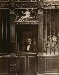 « A l’homme armé », 25 rue des Blancs-Manteaux, 1900 &#13;&#10;&#13;&#10;&#9;&#9;(Photo : BNF)