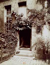 <p>Cour de Rohan, 1898</p> &#13;&#10;&#13;&#10;&#9;&#9;(Photo : BNF)
