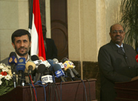Avant sa visite, samedi à Riyad, le président iranien, Mahmoud Ahmadinejad,&nbsp;aux côtés de&nbsp;son homologue soudanais, Omar Hassan el-Bechir,&nbsp;a critiqué, à Khartoum, la position américaine sur l'Irak, le Liban et les Territoires palestiniens. 

		(Photo : Reuters)