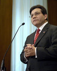 Le ministre américain de la Justice, Alberto Gonzales, est un fidèle du président Bush et l'auteur des lois antiterroristes les plus contestées. &#13;&#10;&#13;&#10;&#9;&#9;(Photo : Reuters)