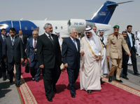 Le roi Abdallah d'Arabie Saoudite a accueilli le président palestinien Mahmoud Abbas et son Premier ministre Ismaïl Haniyeh, venus participer au sommet de la Ligue arabe qui s'ouvrira mercredi 28 mars 2007 à Ryad. 

		(Photo : Reuters)