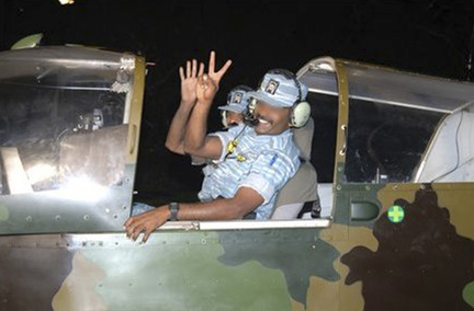 Deux soldats des Tigres de libération de l'Eelam tamoul posent dans un des appareils de leur flotte aérienne. &#13;&#10;&#13;&#10;&#9;&#9;(Photo : Reuters)