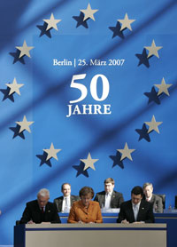 La chancelière allemande Angela Merkel, présidente en exercice de l'UE et les présidents de la Commission et du Parlement européen José Manuel Barroso et Hans-Gert Pöttering signent la «Déclaration de Berlin». &#13;&#10;&#13;&#10;&#9;&#9;(Photo: Reuters)