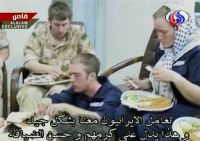 Une image de la télévision iranienne Al-Alam montrant la militaire britannique Faye Turney (à droite) mangeant avec deux autres marins capturés la semaine dernière. 

		(Photo AFP / Al Alam)