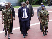 De gauche à droite, le général Philippe Mangou (Forces de défense et de sécurité ivoirienne), le président ivoirien Laurent Gbagbo et Soumaïla Bakayoko, le chef d'état-major des Forces nouvelles, le 16 mars à Abidjan. 

		(Photo: Reuters)