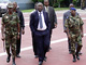 De droite à gauche, Soumaïla Bakayoko (Forces nouvelles), Laurent Gbagbo, le président ivoirien et le général Philippe Mangou (Forces de défense et de sécurité ivoirienne). 

		(Photo: Reuters)