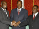 Le président burkinabè Blaise Compaoré, médiateur et parrain de l’accord conclu le 4 mars 2007 à Ouagadougou, avec le président Laurent Gbagbo (G) et Guillaume Soro (D).(Photo : AFP)