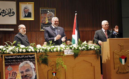 Le président Mahmoud Abbas (droite), le Premier ministre Ismaïl Haniyeh (centre) et Ahmed Bahar (gauche), président par intérim du Parlement et membre du Hamas. Le Conseil législatif palestinien, le Parlement, a voté ce 17 mars sa confiance au premier gouvernement d’union nationale. &#13;&#10;&#13;&#10;&#9;&#9;(Photo : Reuters)