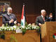 Le président Mahmoud Abbas (droite) et le Premier ministre Ismaïl Haniyeh (gauche). Le Conseil législatif palestinien, le Parlement, a voté ce 17 mars sa confiance au premier gouvernement d’union nationale. 

		(Photo : Reuters)