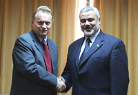 Rencontre, lundi à Gaza, entre le diplomate norvégien, Raymond Johansen et le Premier ministre, Ismaïl Haniyeh, issu du Hamas.  

		(Photo : AFP)