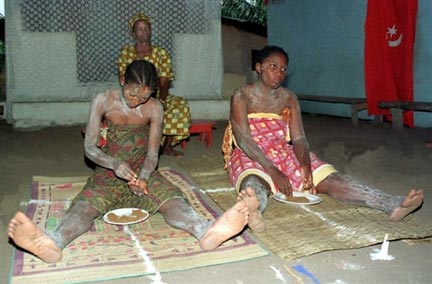 A Libreville, deux femmes consommant l'Iboga, un petit arbuste des sous-bois dont les racines sont utilisées au cours des cérémonies Bwiti, un ordre initiatique très répandu dans toutes les ethnies du Gabon. (Photo : AFP)