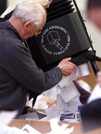 Contre toute attente, les Nord-Irlandais ont élu les deux grands partis traditionnels. 

		(Photo : AFP)