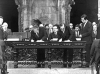 Lisbonne - 12 juin 1985 : signature de l'Acte d'adhésion du Portugal à la Communauté européenne (entrée en vigueur le 1er janvier 1986)<BR><EM>de gauche à droite</EM> : Mario Soares, Premier ministre et Jaime Gama, ministre des Affaires étrangères. (Photo : Commission européenne, 2004)