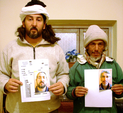Hicham Zizaoui (g) et Lahcen Bazgra (d) avec leurs fiches de figurant pendant le casting du film «The Pillar Templar». &#13;&#10;&#13;&#10;&#9;&#9;(Photo : Cerise Maréchaud)