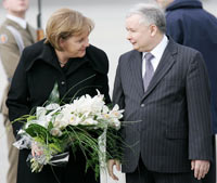 Le Premier ministre Jaroslaw Kaczynski a accueilli la chancelière Angela Merkel, à Varsovie. 

		(Photo : Reuters)
