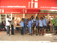 Jean Legrand du Club RFI, et quelques élèves de l'ESTH, école supérieure du Tourisme et de l'Hotellerie de Ouaga. 

		(Photo : V. Lehoux / RFI)