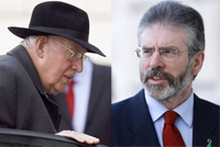 Le révérend Ian Paisley (g) et le président de Sinn Fein Gerry Adams (d) avant leur premier face-à-face. 

		(Photo : AFP)