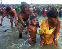 Pèlerins au bord du Gange en Inde. 

		(Photo: AFP)