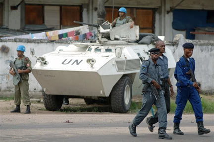 Les véhicules légers blindés de la Monuc et les soldats des Forces armées de la République démocratique du Congo ont pris position le 15 mars autour des résidences de Jean-Pierre Bemba et Azarias Ruberwa à Kinshasa. &#13;&#10;&#13;&#10;&#9;&#9;(Photo : AFP)