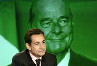 Jacques Chirac apporte son «<i>vote et son soutien</i>» au candidat de l'UMP, Nicolas Sarkozy, photographié ici, sur le plateau de Canal Plus. 

		(Photo: AFP)