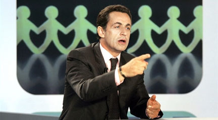Le candidat de l'UMP, Nicolas Sarkozy s'explique dans l'émission Dimanche plus sur Canal+ à propos de sa politique de l'immigration. (Photo : AFP)